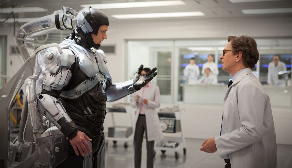 گری الدمن و یوئل کینامن در فیلم «پلیس آهنی»(RoboCop)